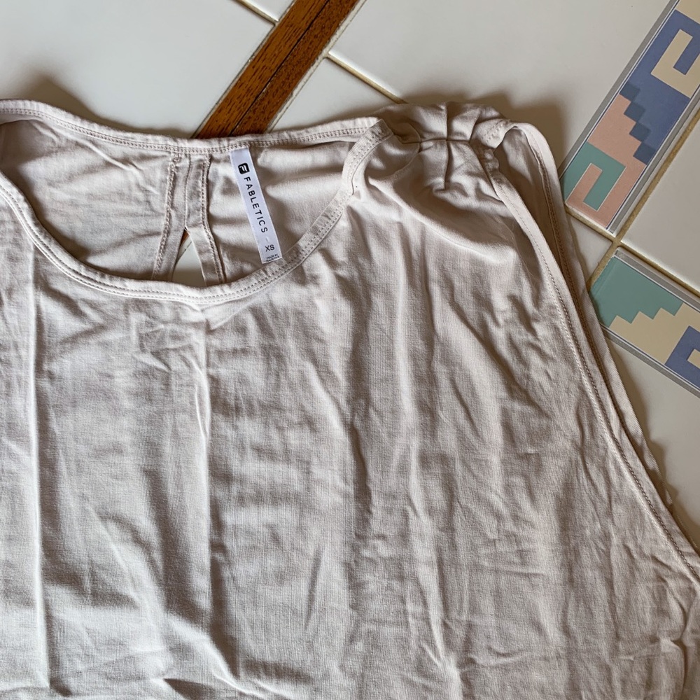 𝗗𝗢𝗡𝗔𝗧𝗘𝗗 Fabletics Lightweight Keyhole Top